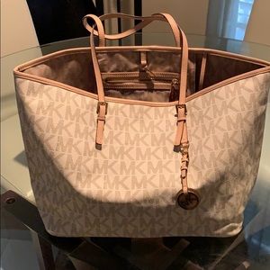 Signature print Michael KORS tote 🥰